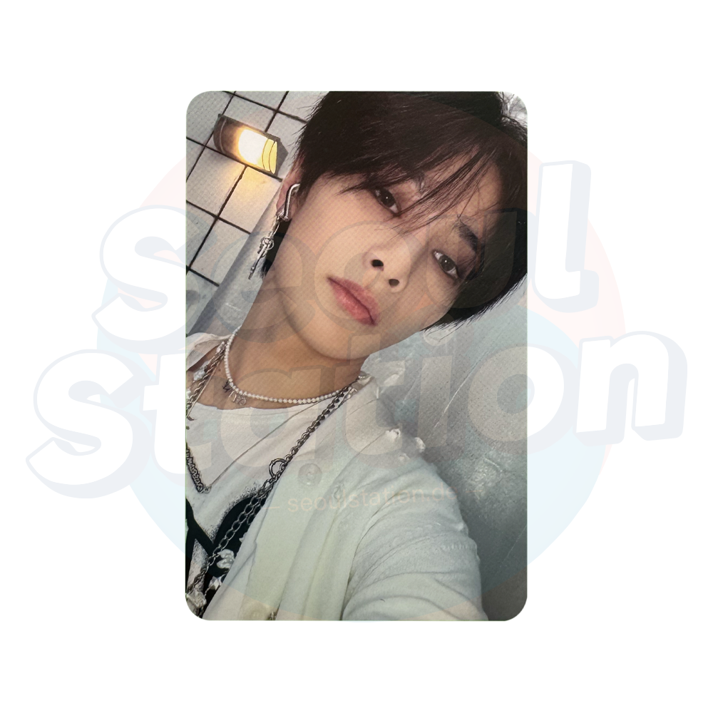 Stray Kids - 樂-STAR - ROCK STAR - ROCK & ROLL Ver. - Photo Card - Set. A (Hand on backside) i.n