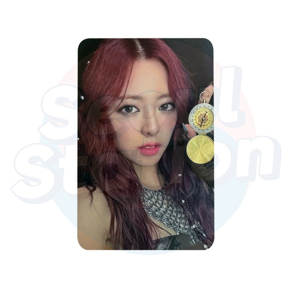 ITZY - BORN TO BE - With Mu U Photo Card yuna