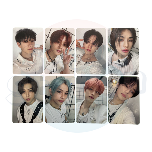 Stray Kids - 樂-STAR - ROCK STAR - ROCK & ROLL Ver. - Photo Card - Set. A (Hand on backside)