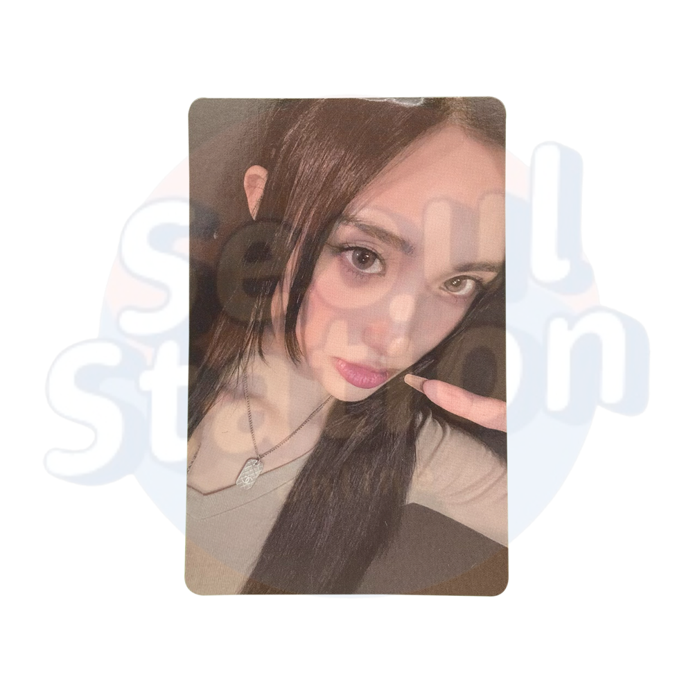 EVERGLOW - ALL MY GIRLS - Photo Card (White Back) Aisha 2