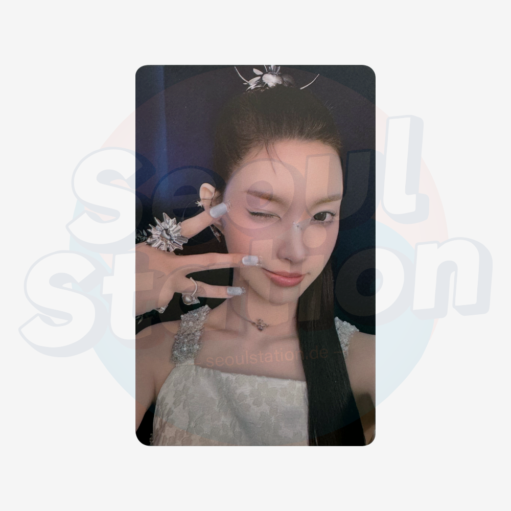 ILLIT - 3rd Mini Album 'BOMB' - WEVERSE PVC Photocard yunah
