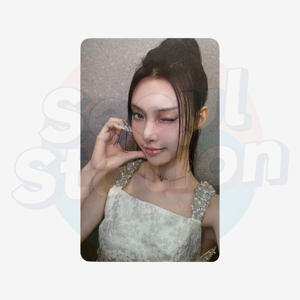ILLIT - 3rd Mini Album 'BOMB' - PHOTOBOOK Ver. - WEVERSE Photocard yunah