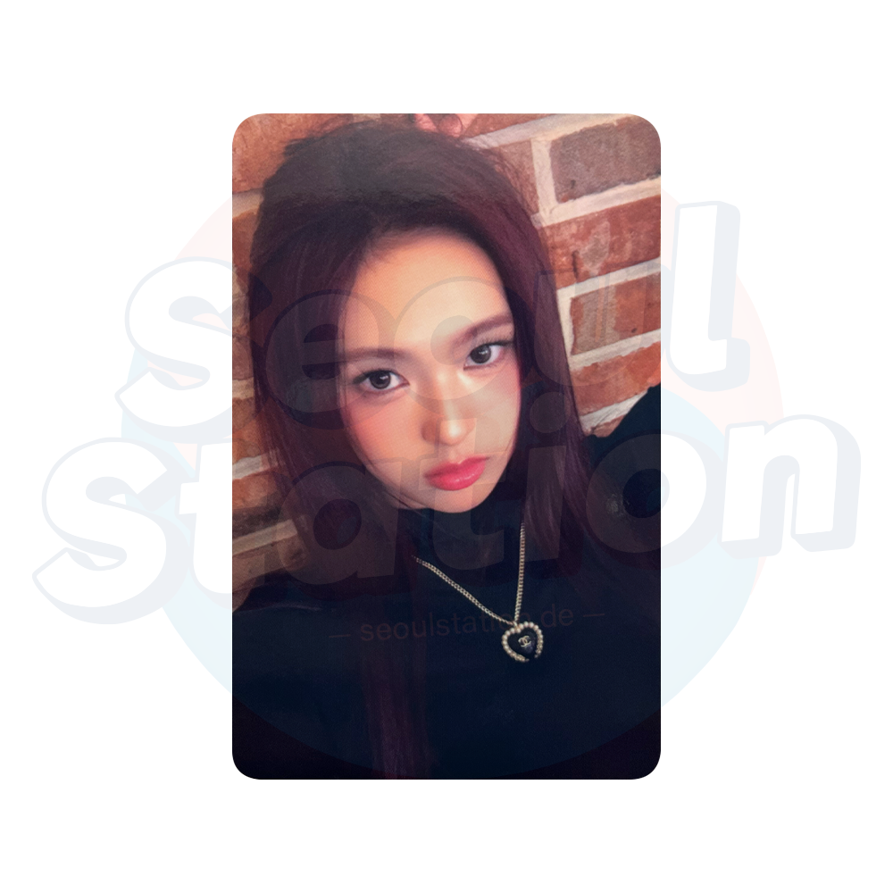 BABYMONSTER - 3rd Mini Album 'CHOOM' - JEWEL Ver. - YG Select Selfie Photocard (Red Back) chiquita