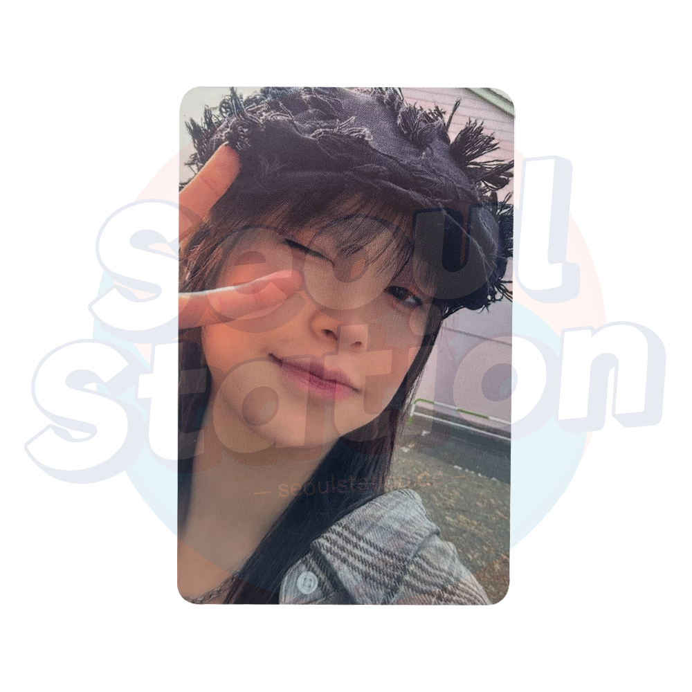 CHUU - 3rd Mini Album 'ONLY CRY IN THE RAIN - Apple Music Photo Card Peace