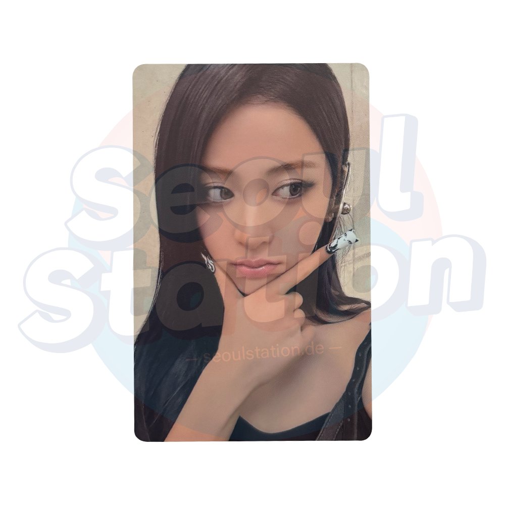 LE SSERAFIM - 5th Mini Album: HOT - WEVERSE Photo Card (Compact Ver.) Yunjin