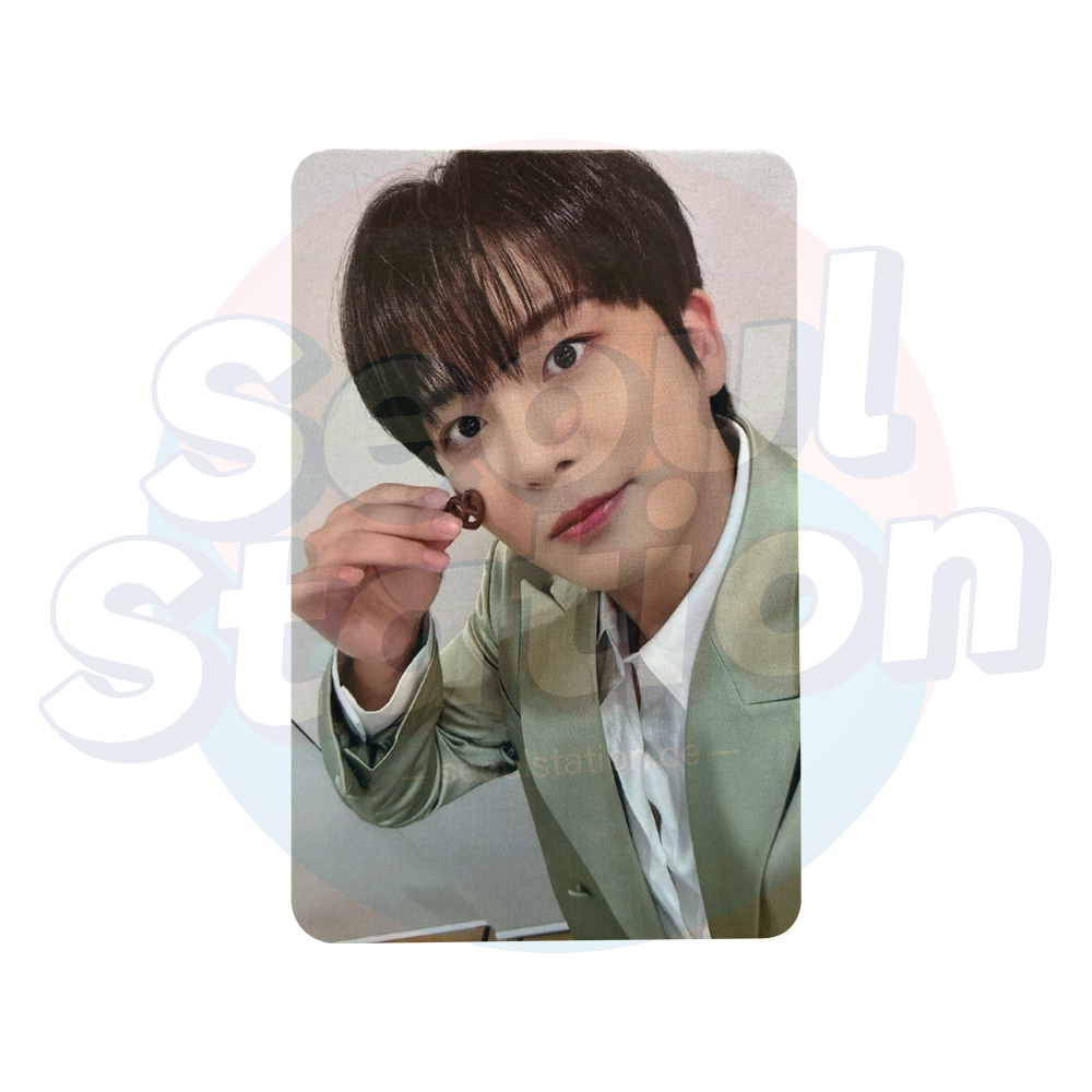 ATEEZ - GOLDEN HOUR Part.1 - Soundwave Lucky Draw Photo Card (Blue Back) ATEEZ - GOLDEN HOUR Part.1 - Soundwave Lucky Draw Photo Card (Blue Back) Jongho