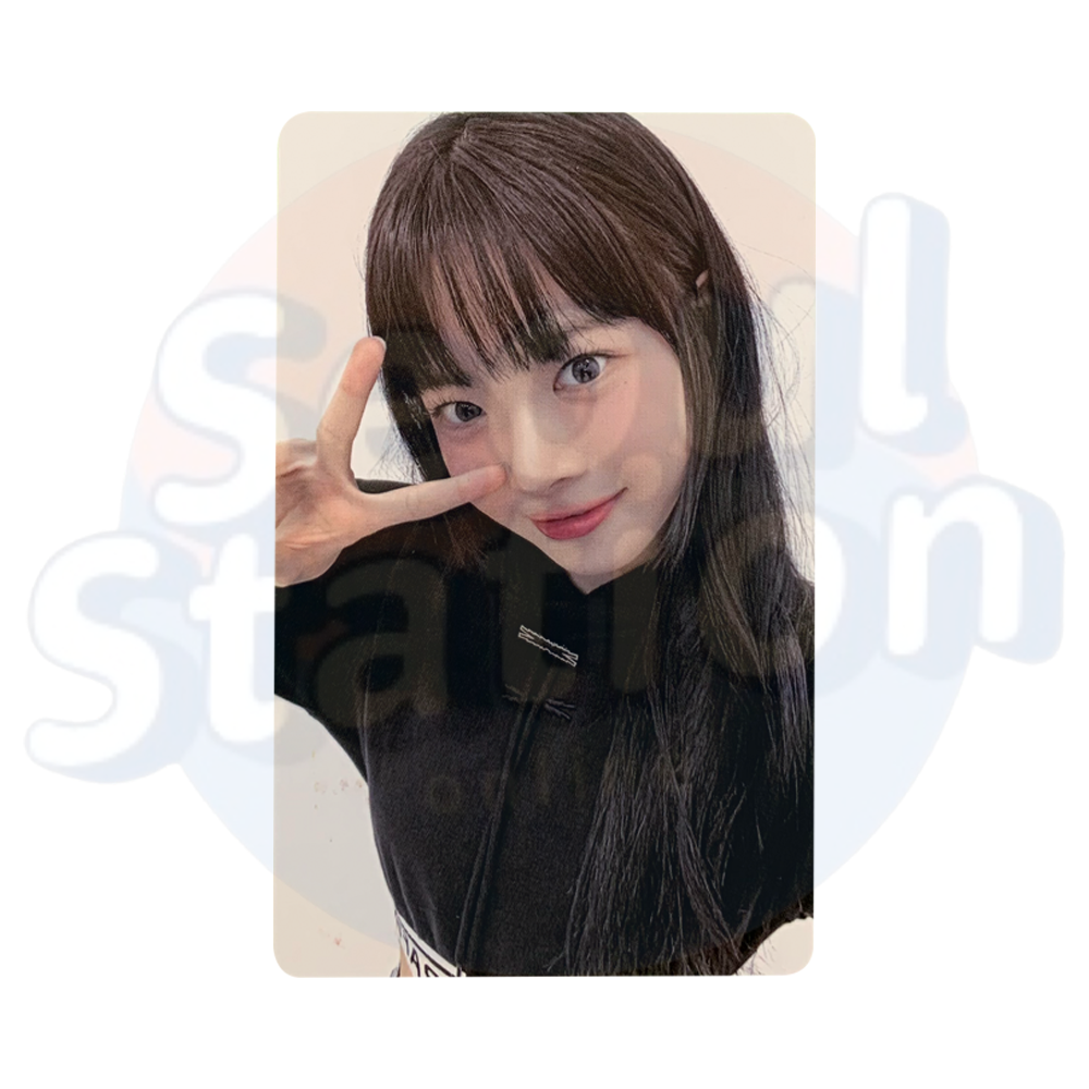 LE SSERAFIM - UNFORGIVEN - WEVERSE Photo Card - Ver.1 (black&white) eunchae