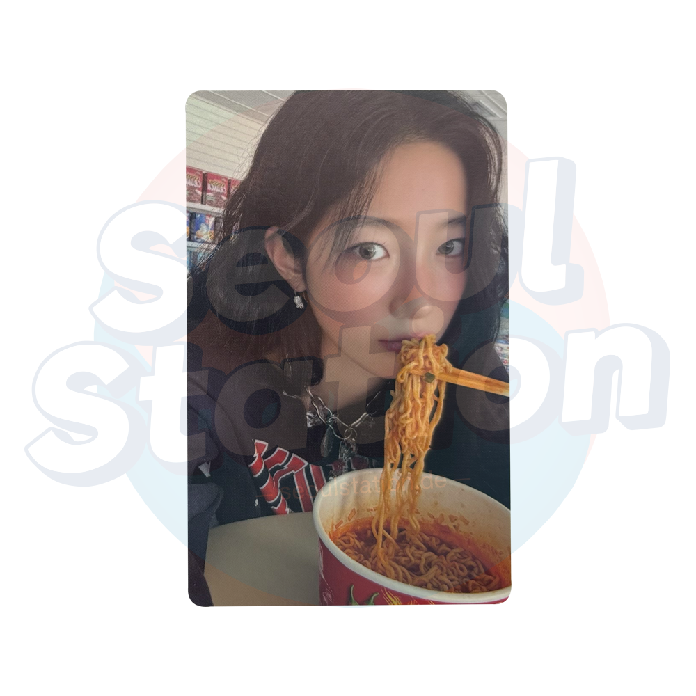 LE SSERAFIM - 5th Mini Album: HOT - WEVERSE Photo Card (Photobook Ver.) Kazuha