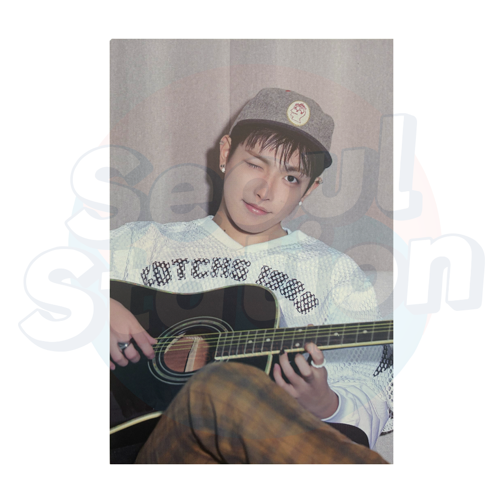 ATEEZ - 2026 Fanmeeting 'ANITY'S VOYAGE : TINY MYSTERY' - Official MD Postcard - HONGJOONG Ver. - B-WARE (Bitte Beschreibung lesen) seoulstation.de playing guitar