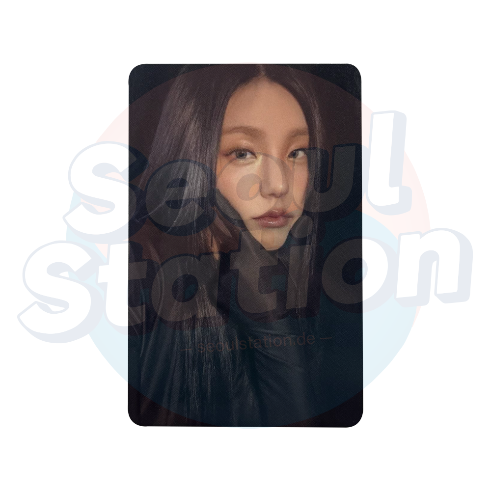 YEJI (Itzy) - AIR - Apple Music Photo Card Holding Face