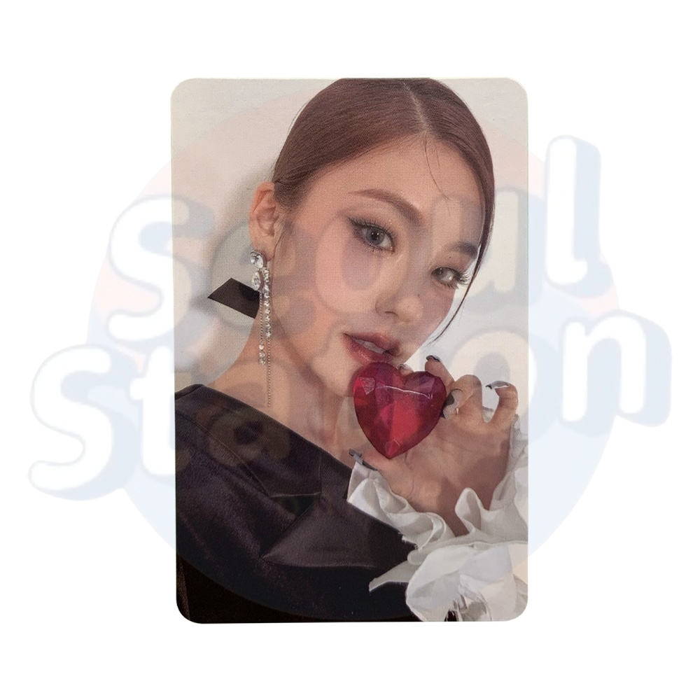 ITZY - CHECKMATE - Photo Card - Heart Crystal Ver. (black back) yeji