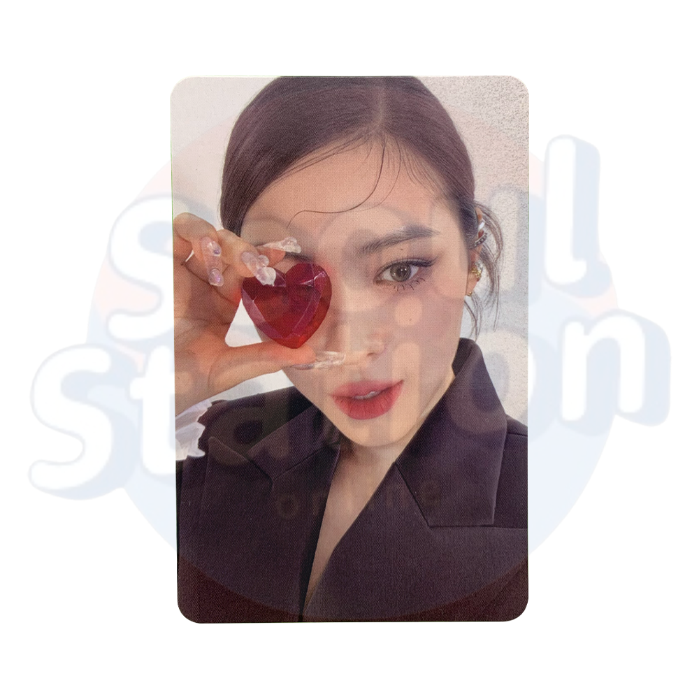 ITZY - CHECKMATE - Photo Card - Heart Crystal Ver. (black back) ryujin
