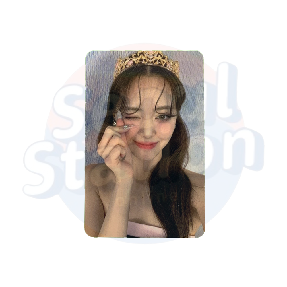 ITZY - CHECKMATE - Soundwave Holo Photo Card - Princess Ver. Yuna