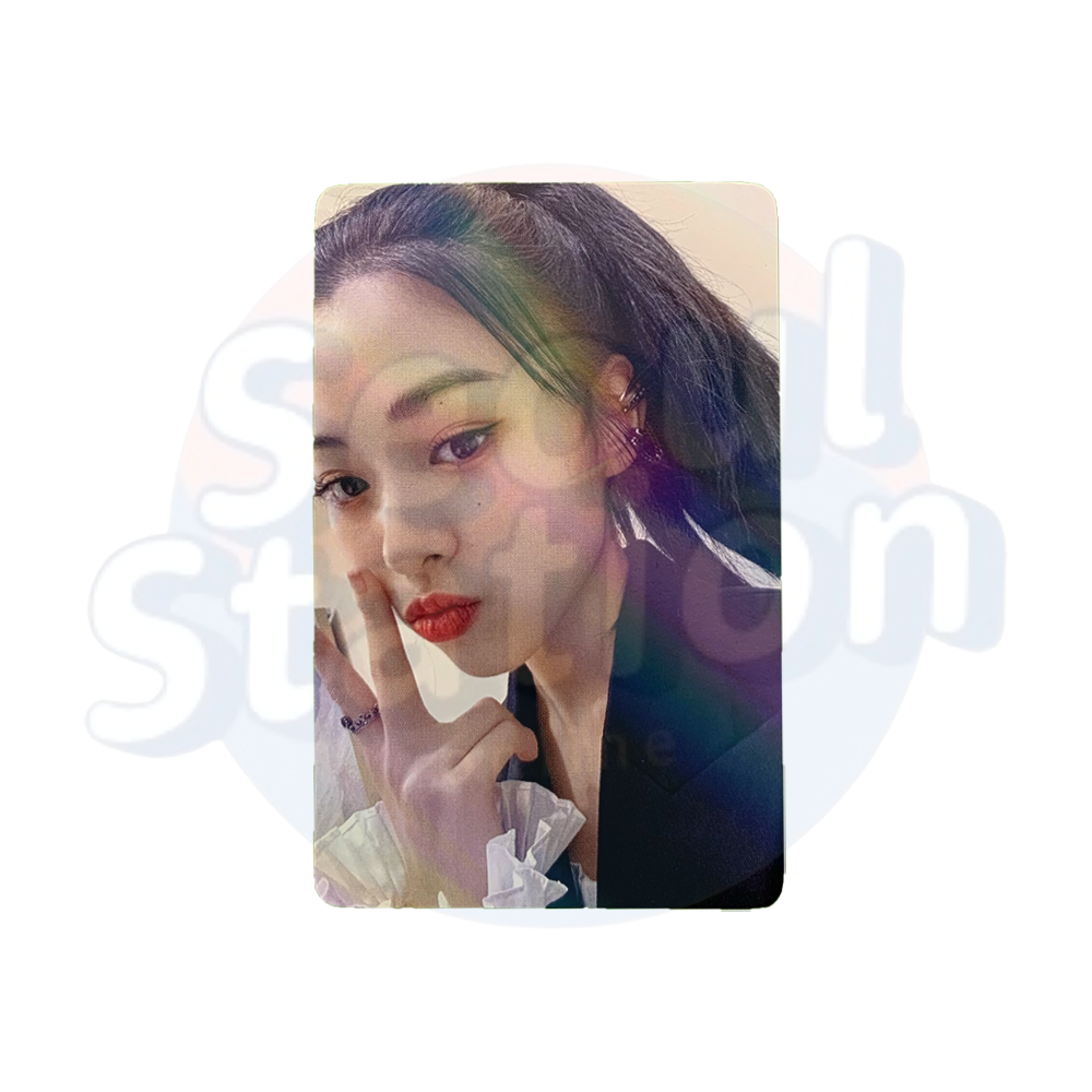 ITZY - CHECKMATE - With Mu U Holo Photo Card - Peace Sign Ver. Ryujin