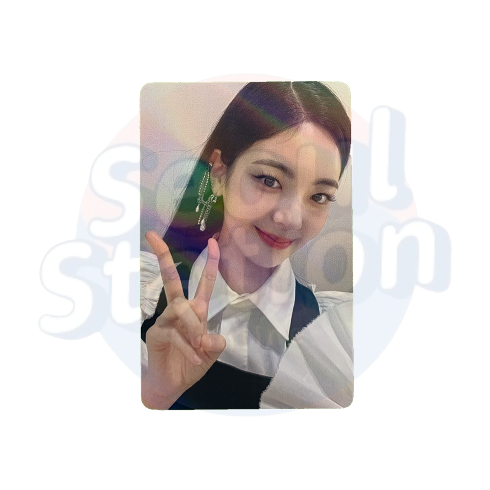 ITZY - CHECKMATE - With Mu U Holo Photo Card - Peace Sign Ver. Lia
