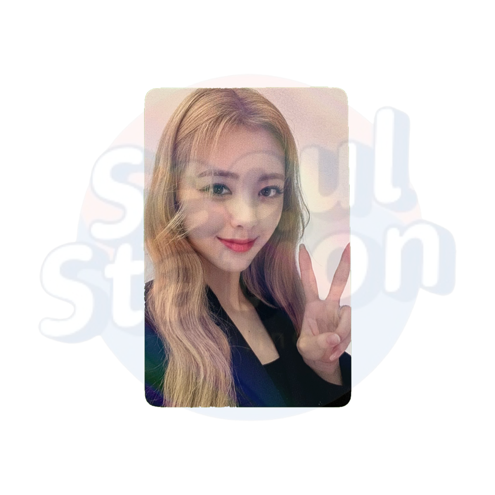 ITZY - CHECKMATE - With Mu U Holo Photo Card - Peace Sign Ver. Yuna