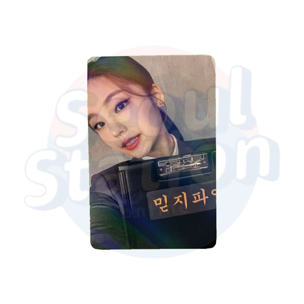 ITZY - CHECKMATE - With Mu U Holo Photo Card - Office Ver. Yeji