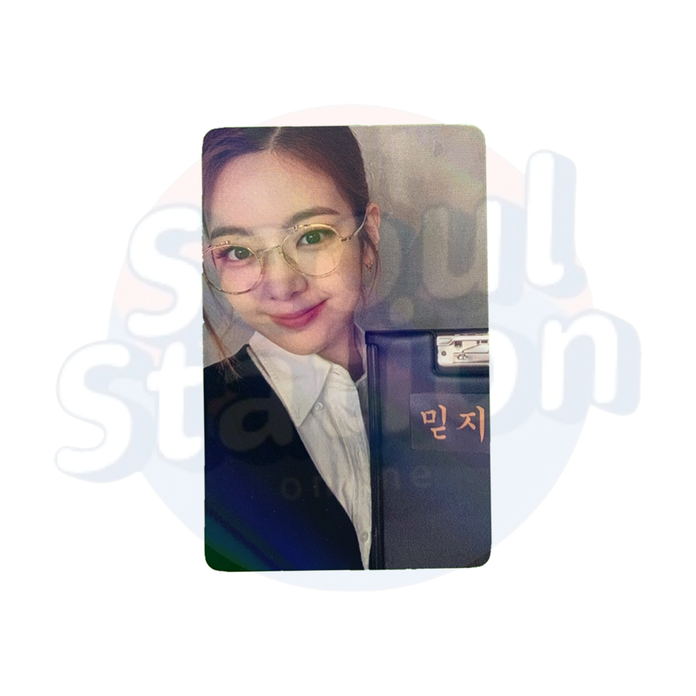 ITZY - CHECKMATE - With Mu U Holo Photo Card - Office Ver. Lia