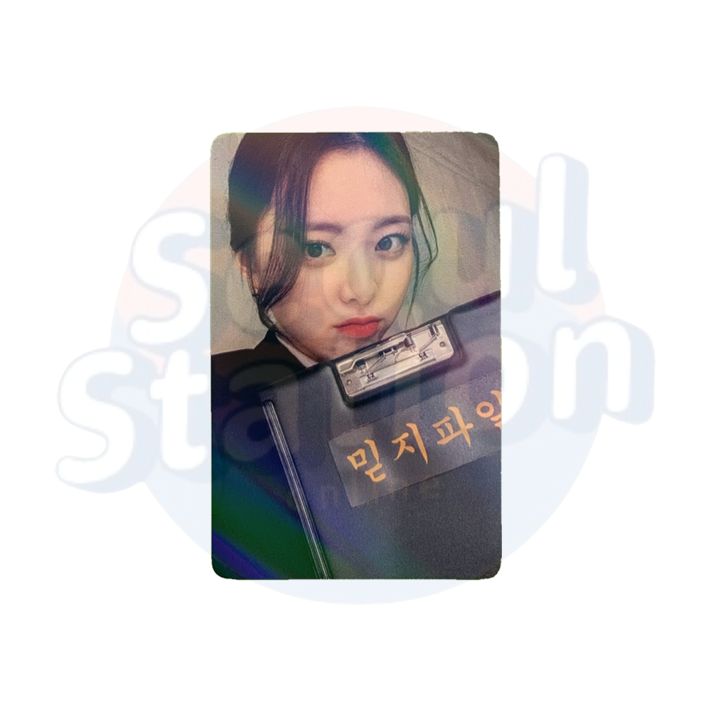 ITZY - CHECKMATE - With Mu U Holo Photo Card - Office Ver. Yuna