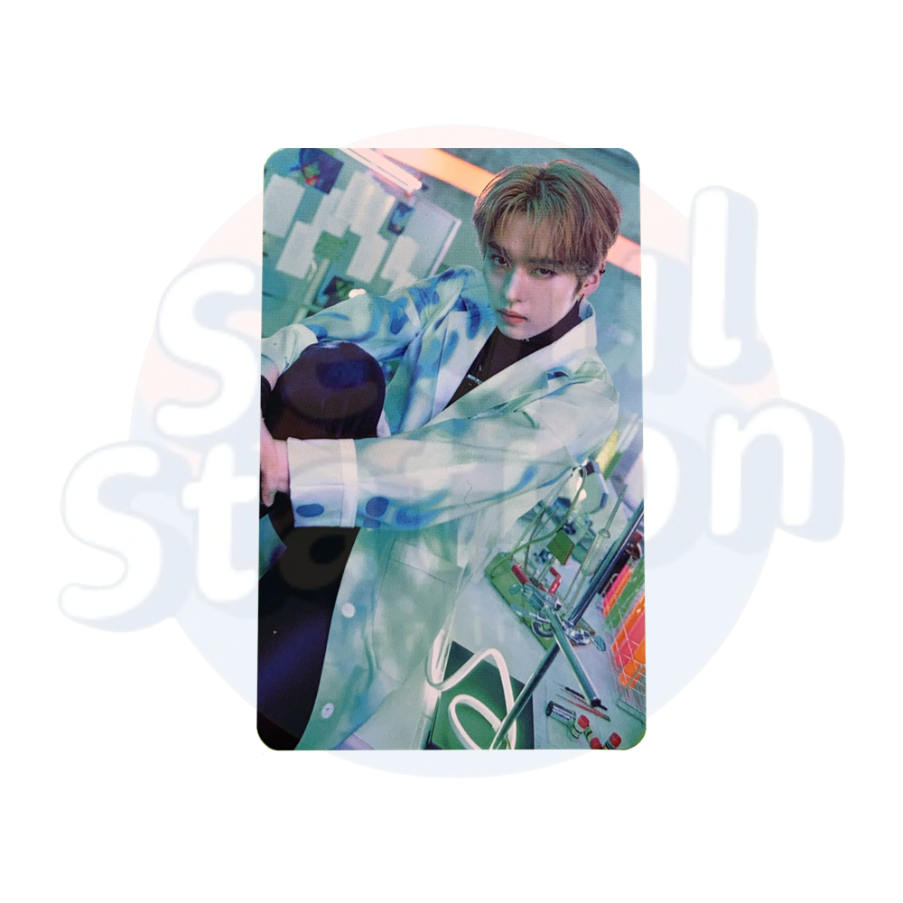 Stray Kids - Lee Know - 2nd WORLD TOUR - MANIAC IN SEOUL - Photo Card holding knee
