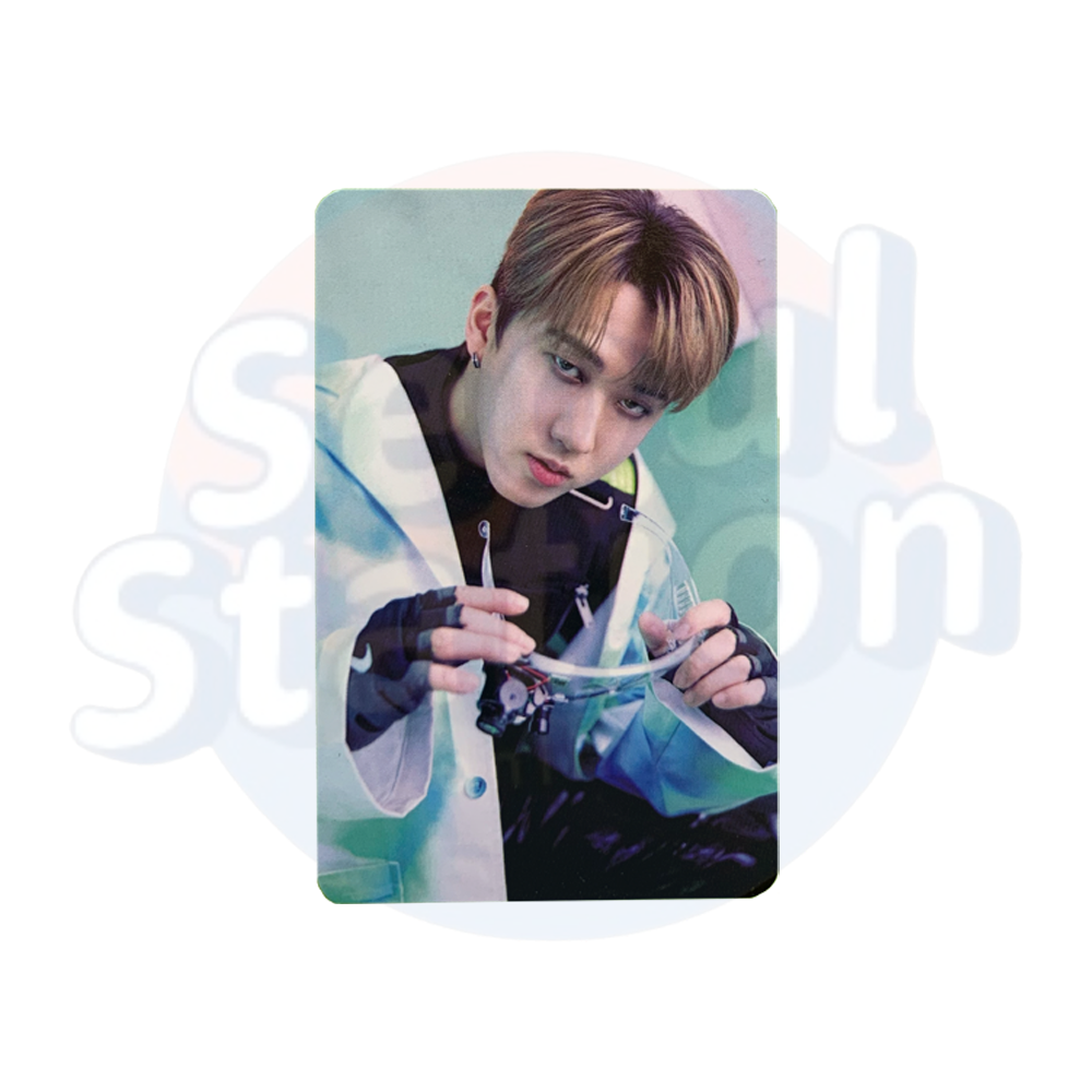 Stray Kids - Changbin - 2nd WORLD TOUR - MANIAC IN SEOUL - Photo Card Holding glasses