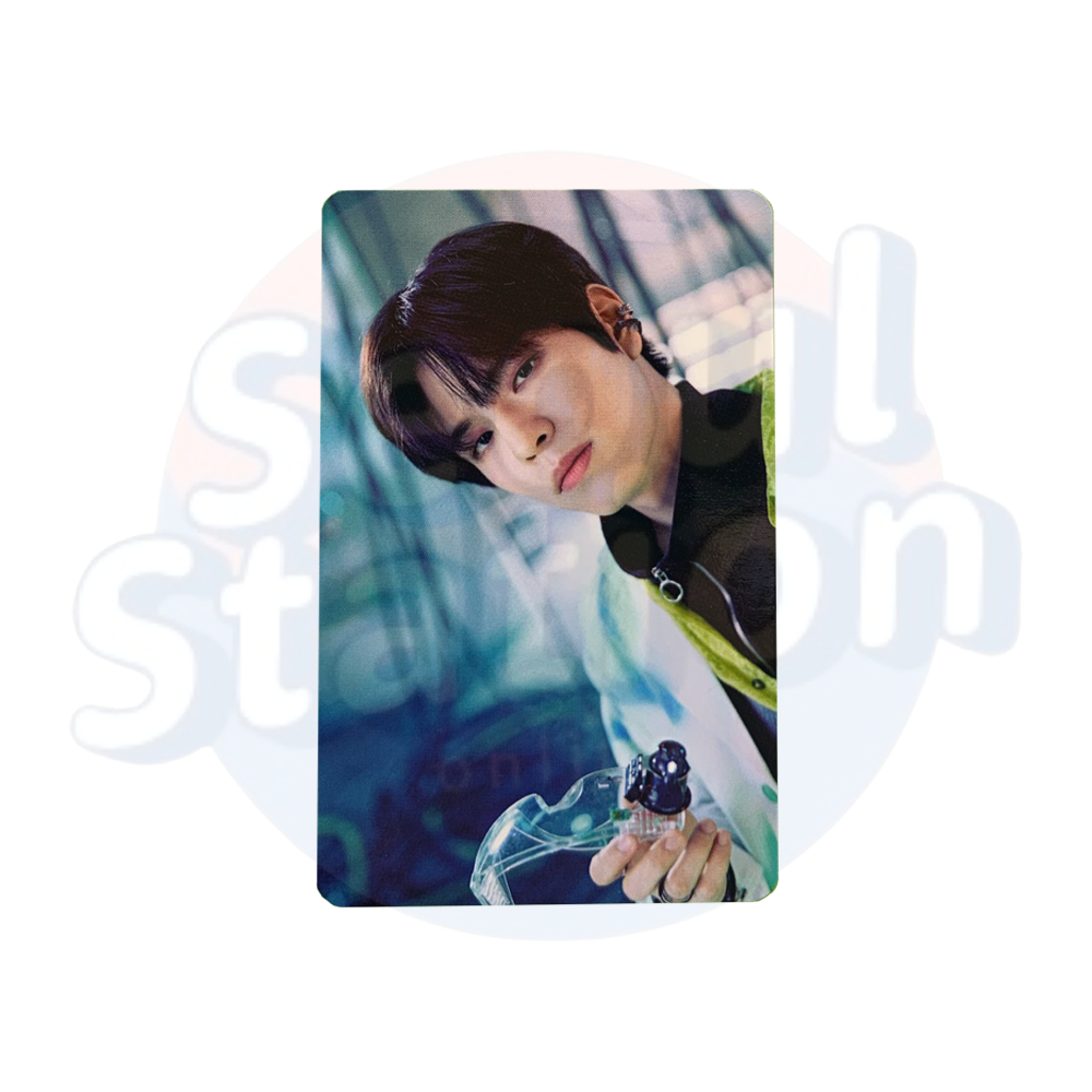 Stray Kids - Seungmin - 2nd WORLD TOUR - MANIAC IN SEOUL - Photo Card holding glasses