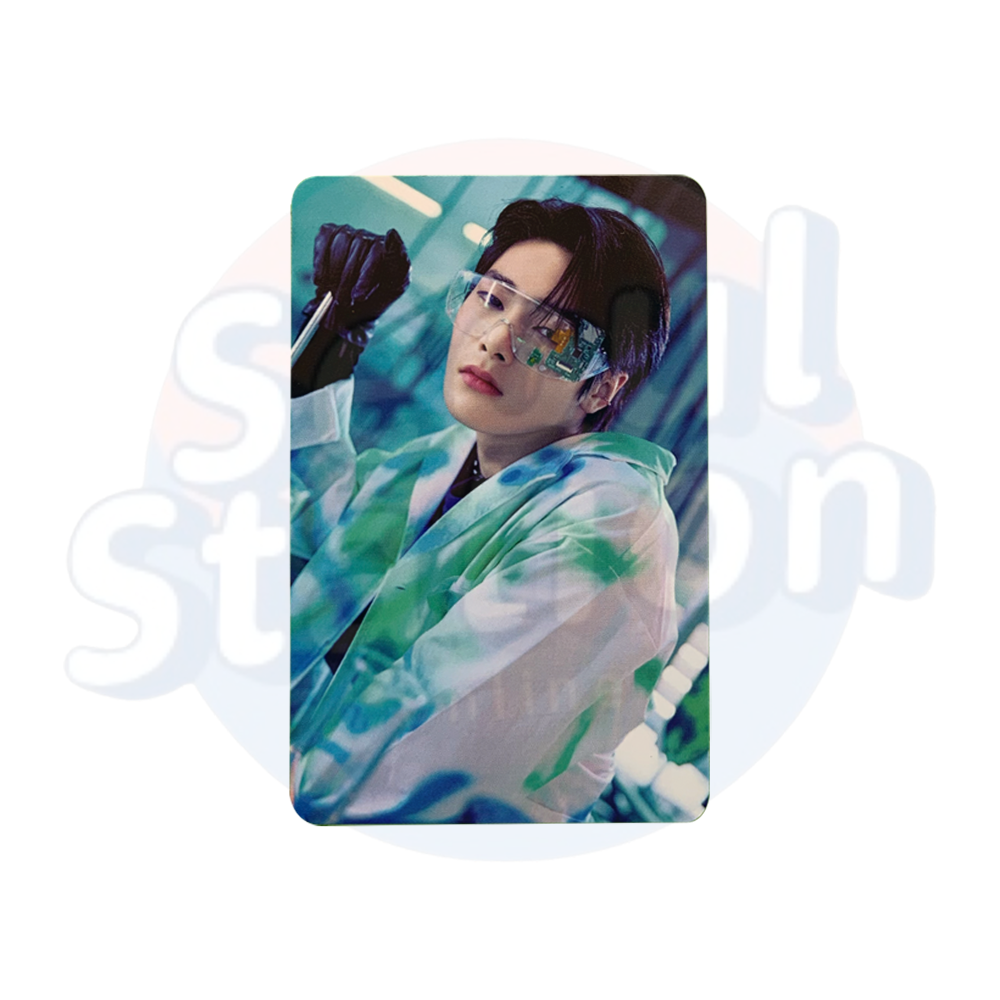 Stray Kids - I.N - 2nd WORLD TOUR - MANIAC IN SEOUL - Photo Card wearing glasses
