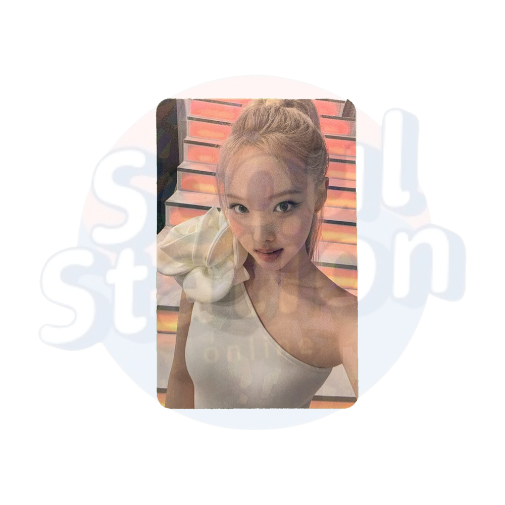 Nayeon - IM NAYEON - Soundwave Glitter Photo Card White outfit