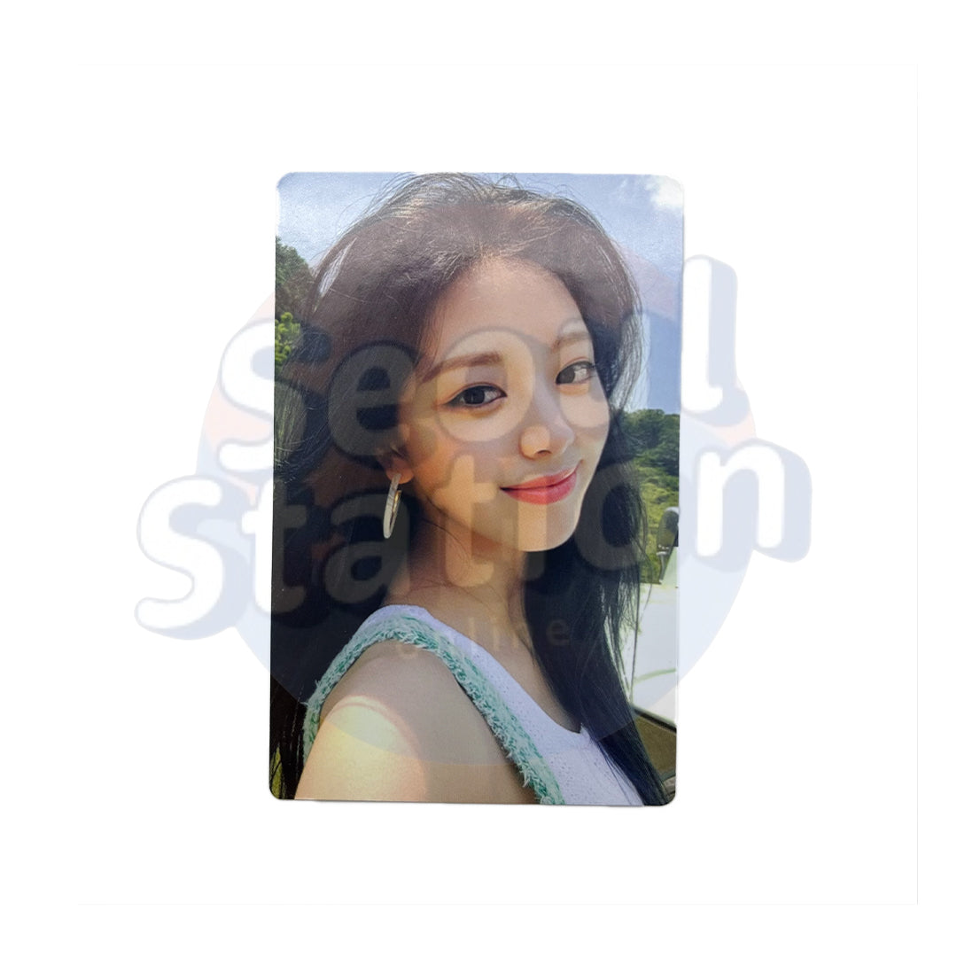 ITZY - 2022 Season's Greetings - Best Friends Forever - WITHDRAMA Photo Card Ver. 1 Yuna