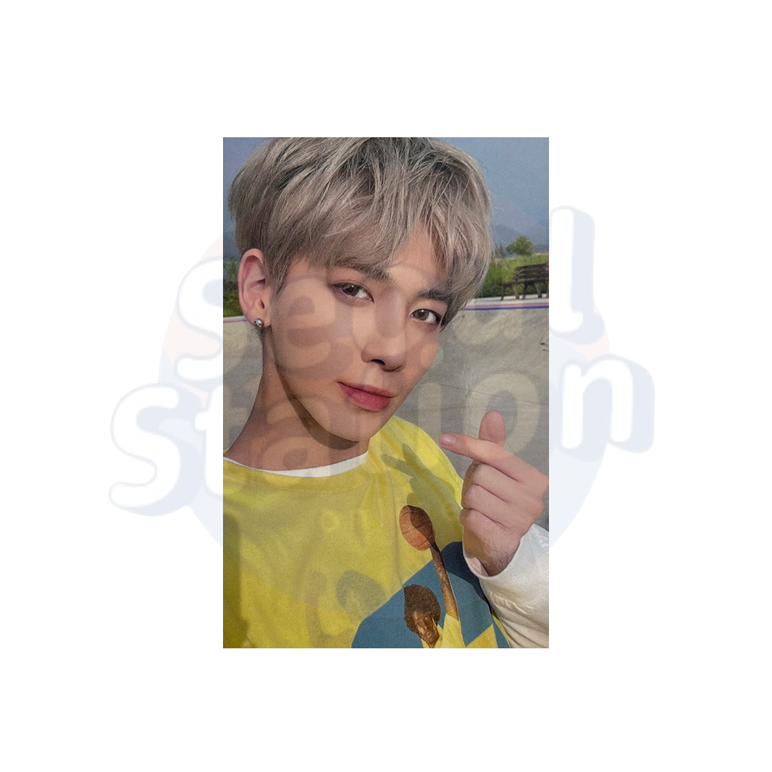 TXT - The Chaos Chapter: Fight or Escape - WEVERSE Photo Card Taehyun