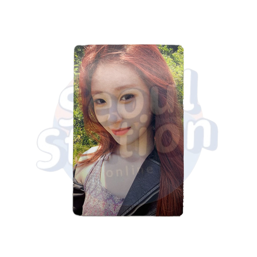 ITZY - 2022 Season's Greetings - Best Friends Forever - WITHDRAMA Photo Card Ver. 1 Chaeryeong