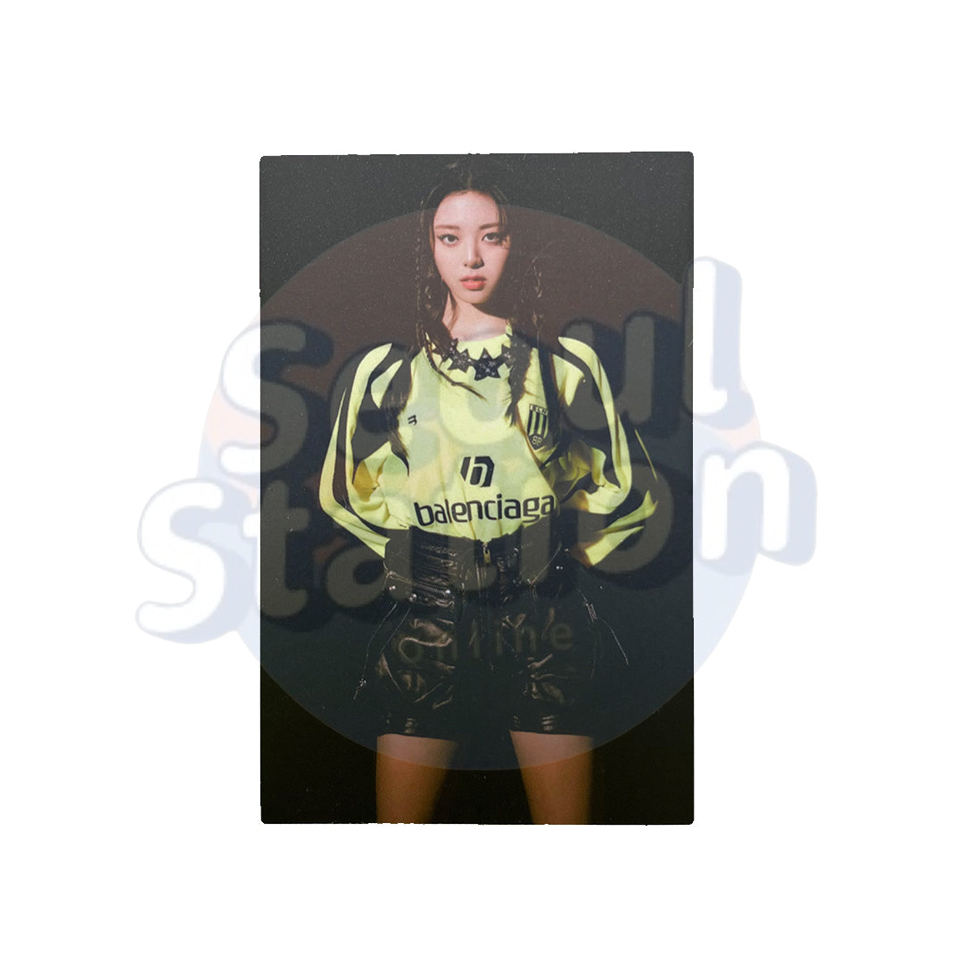 ITZY - GUESS WHO - Double-sided Photo Card Yuna