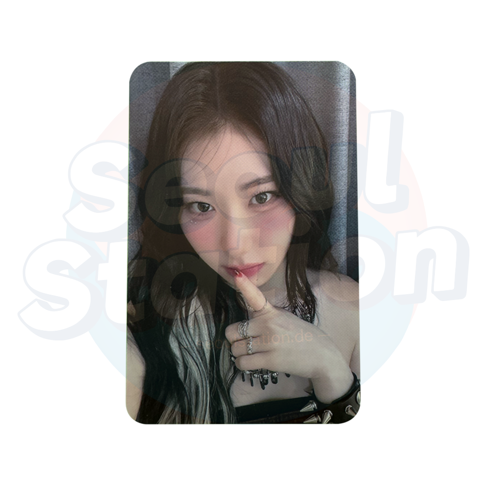 ITZY - BORN TO BE - JYP Shop Photo Card chaeryeong