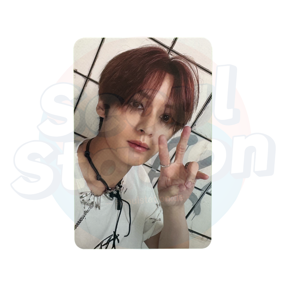 Stray Kids - 樂-STAR - ROCK STAR - ROCK & ROLL Ver. - Photo Card - Set. A (Hand on backside) lee know