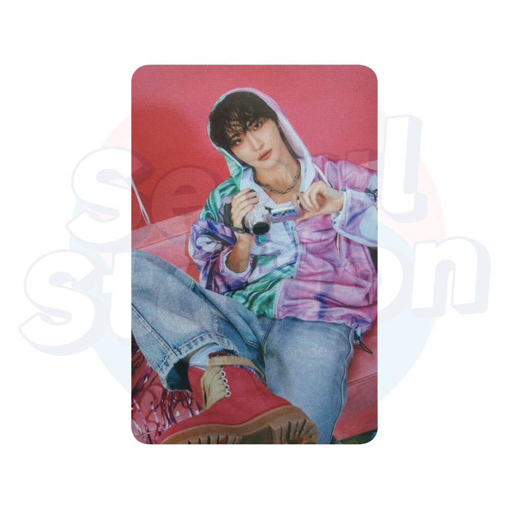 ATEEZ - Pop-Up Store 'ANITEEZ IN COLOR' - Trading Card - SEONGHWA seoulstation.de holding camera
