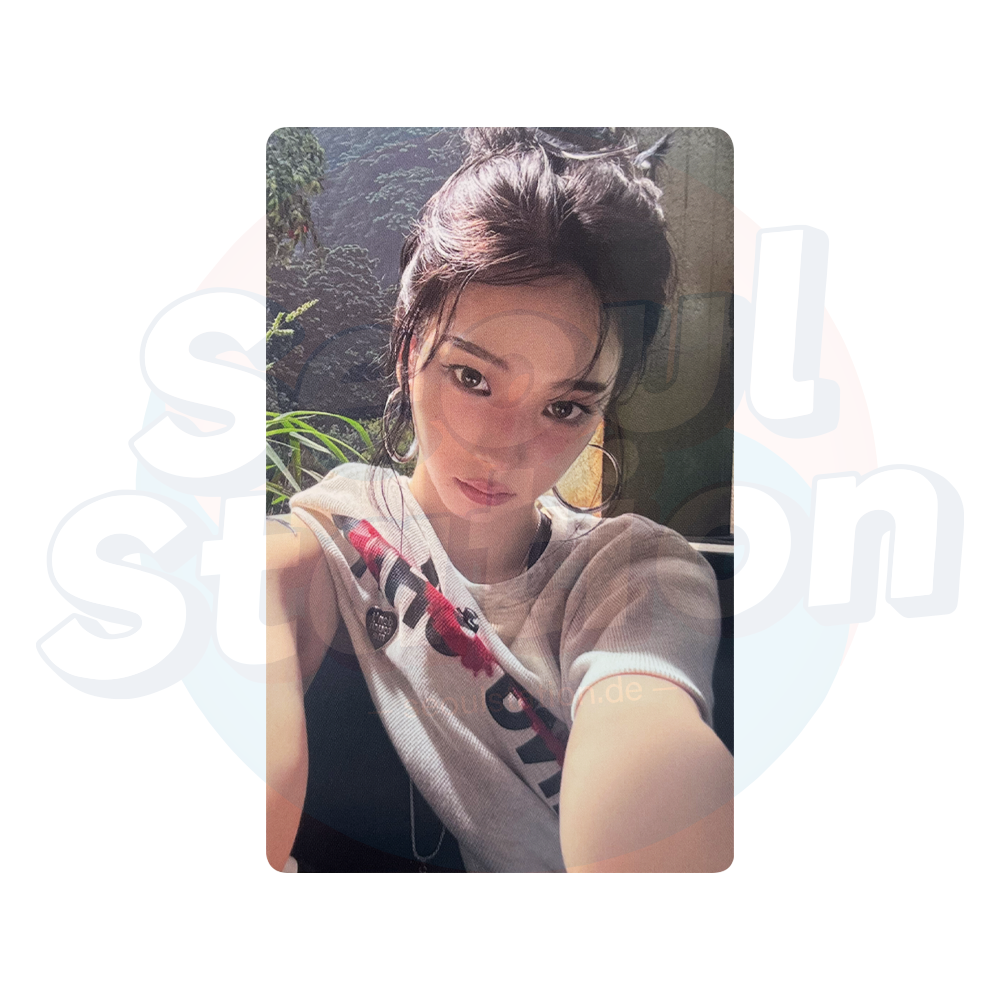 AESPA - 6th Mini Album 'RICH MAN' - WEVERSE Lucky Draw Photocard karina