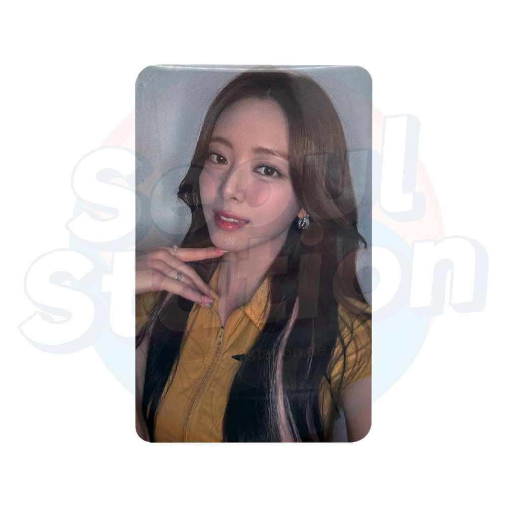 ITZY - GOLD - JYP Shop Photo Card yuna