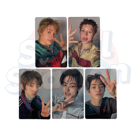 CORTIS - 2nd EP 'GREENGREEN' - WEVERSE STUDIO CHOOM Photocard (Ver. A)