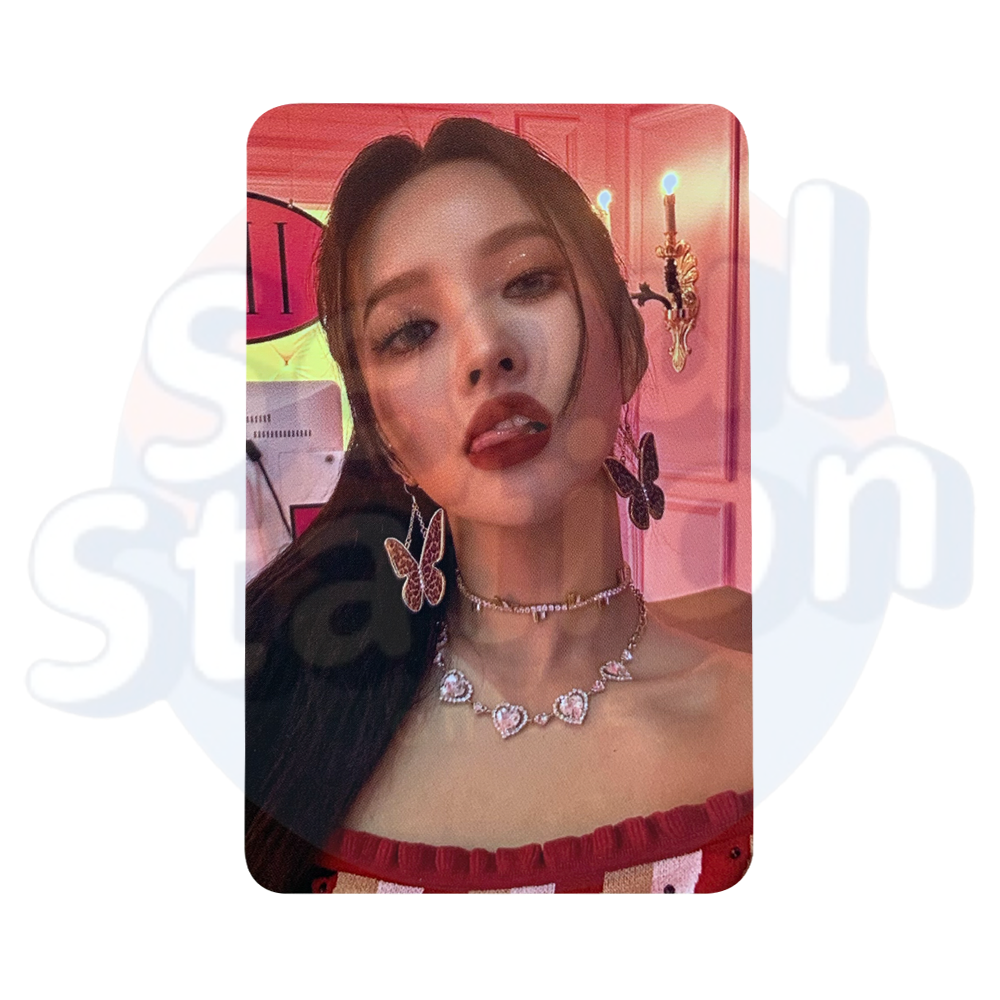 (G)I-DLE - I FEEL - Apple Music LUCKY DRAW Photo Card Soyeon red background