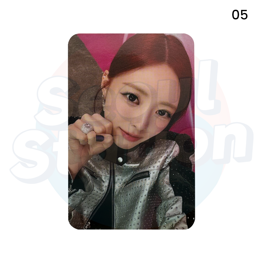 ITZY - 2nd World Tour 'BORN TO BE' - Trading Photo Card (YUNA Ver.) 05