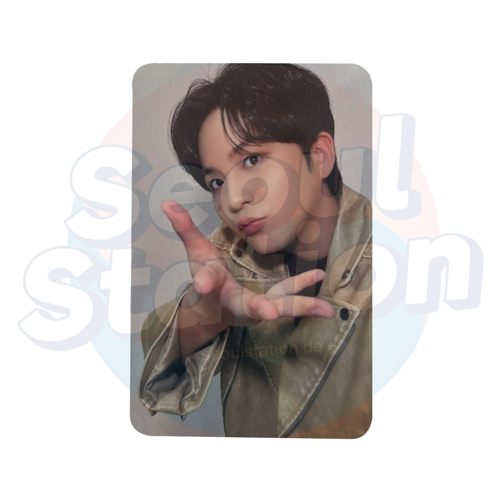 ATEEZ - ANITEEZ IN TREASURE - OFFICIAL MD Photocard - Reaching Out Ver. Jongho