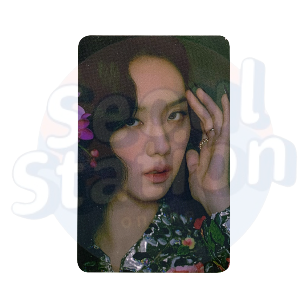JISOO - ME - YG SELECT Photo Card (Red Back) hand on temple