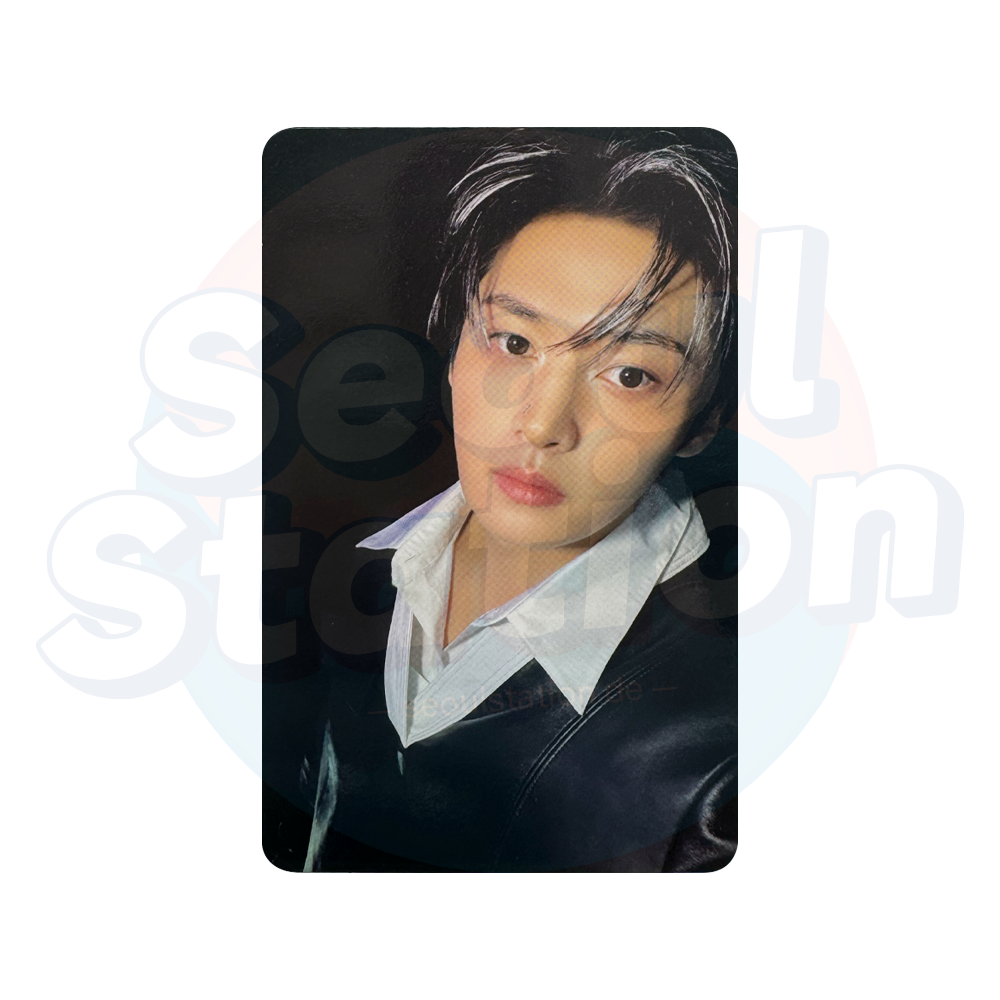 STRAY KIDS - KARMA - LIMITED Album Ver. - Photocard (Black Back) lee know