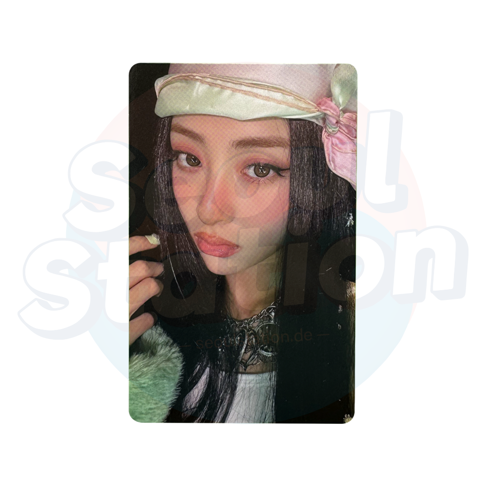 LE SSERAFIM - 3rd Mini Album: EASY - WEVERSE Photo Card yunjin