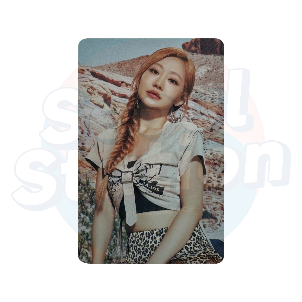 KISS OF LIFE - 1st World Tour: 'KISS ROAD' in Seoul - Trading Photo Card - JULIE Ver. outside