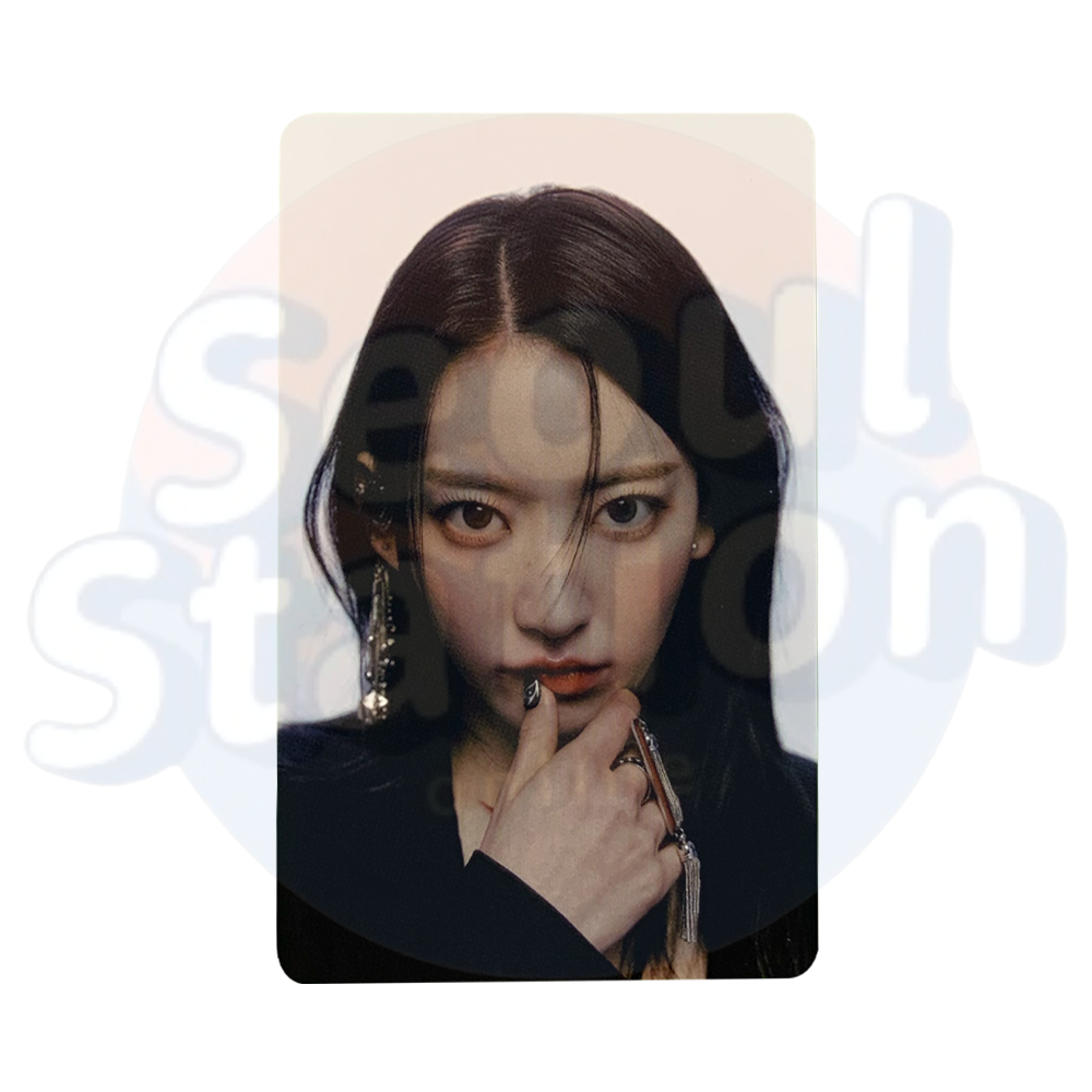 LE SSERAFIM - UNFORGIVEN - WEVERSE Photo Card - Ver.2 (dark concept) sakura