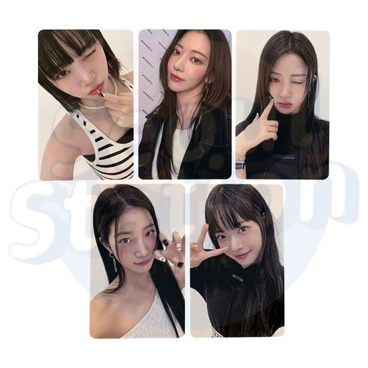 LE SSERAFIM - UNFORGIVEN - WEVERSE Photo Card - Ver.1 (black&white)