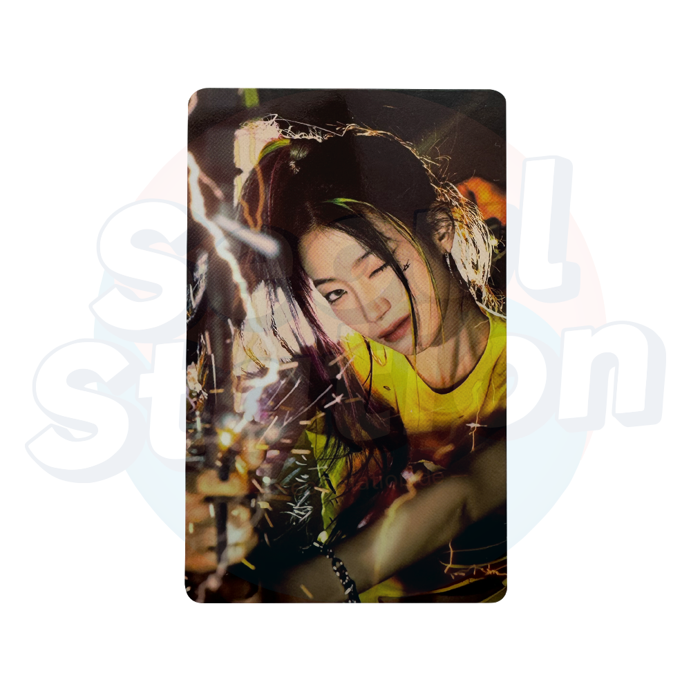 LE SSERAFIM - 4th Mini Album: CRAZY - Official Gift Photo Card - WEVERSE Album Ver. kazuha