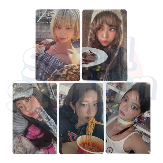 LE SSERAFIM - 5th Mini Album: HOT - WEVERSE Photo Card (Photobook Ver.)