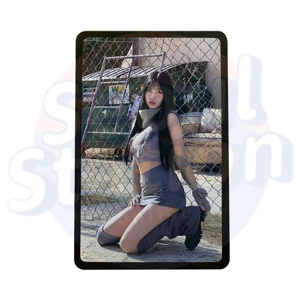 TWICE - READY TO BE - Photo Card BE Ver. (Wall background) momo